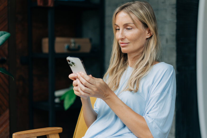 スマホを見る女性