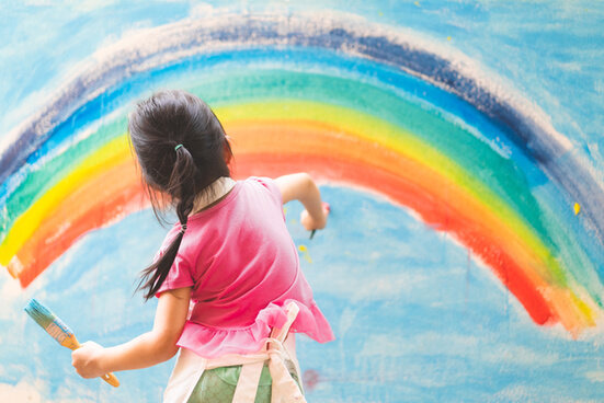 虹を描く子ども